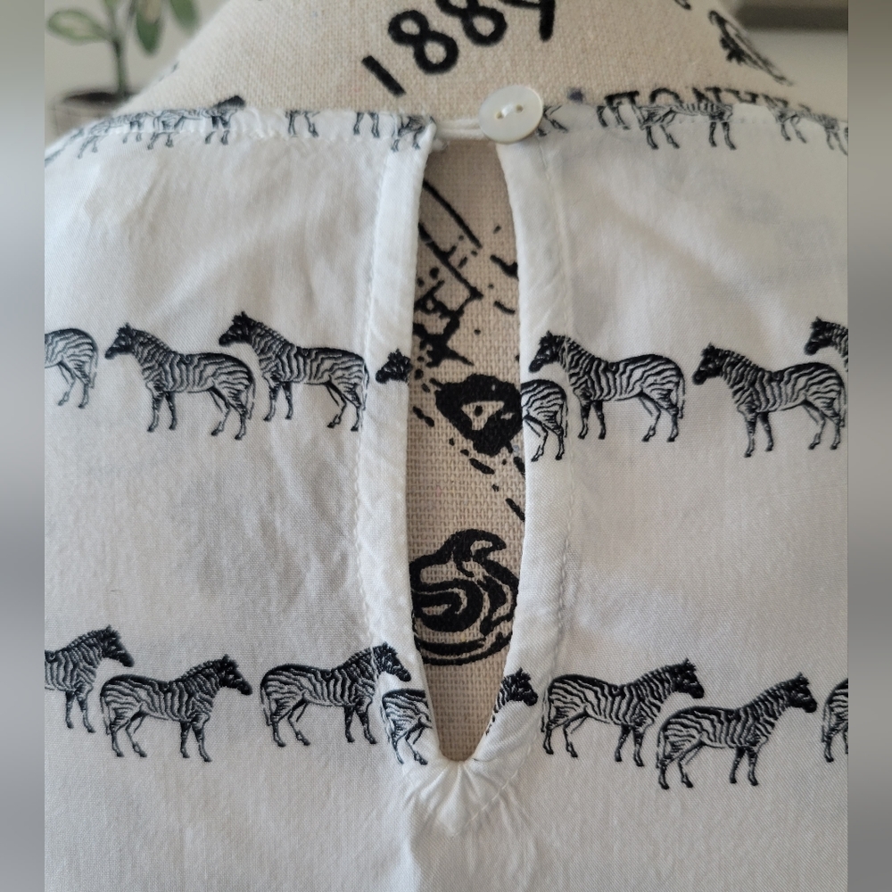Jane and Delancey Zebra Top , Size M , White with Zebra Graphics - Picture 3 of 8